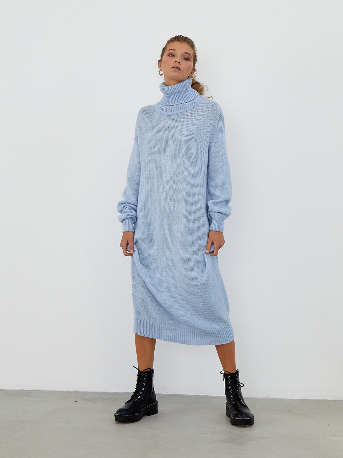 Трикотажное платье длины миди прямого кроя. Дополнено широким высоким воротом. По низу рукава и низу изделия притачан манжет, что создает удобство при ношении платья. Идеальный вариант для прохладных зимнихпрогулок и уютных посиделок с друзьями.

На модели размер one size