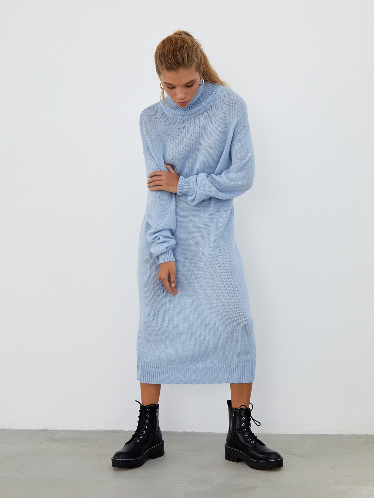 Трикотажное платье длины миди прямого кроя. Дополнено широким высоким воротом. По низу рукава и низу изделия притачан манжет, что создает удобство при ношении платья. Идеальный вариант для прохладных зимнихпрогулок и уютных посиделок с друзьями.

На модели размер one size