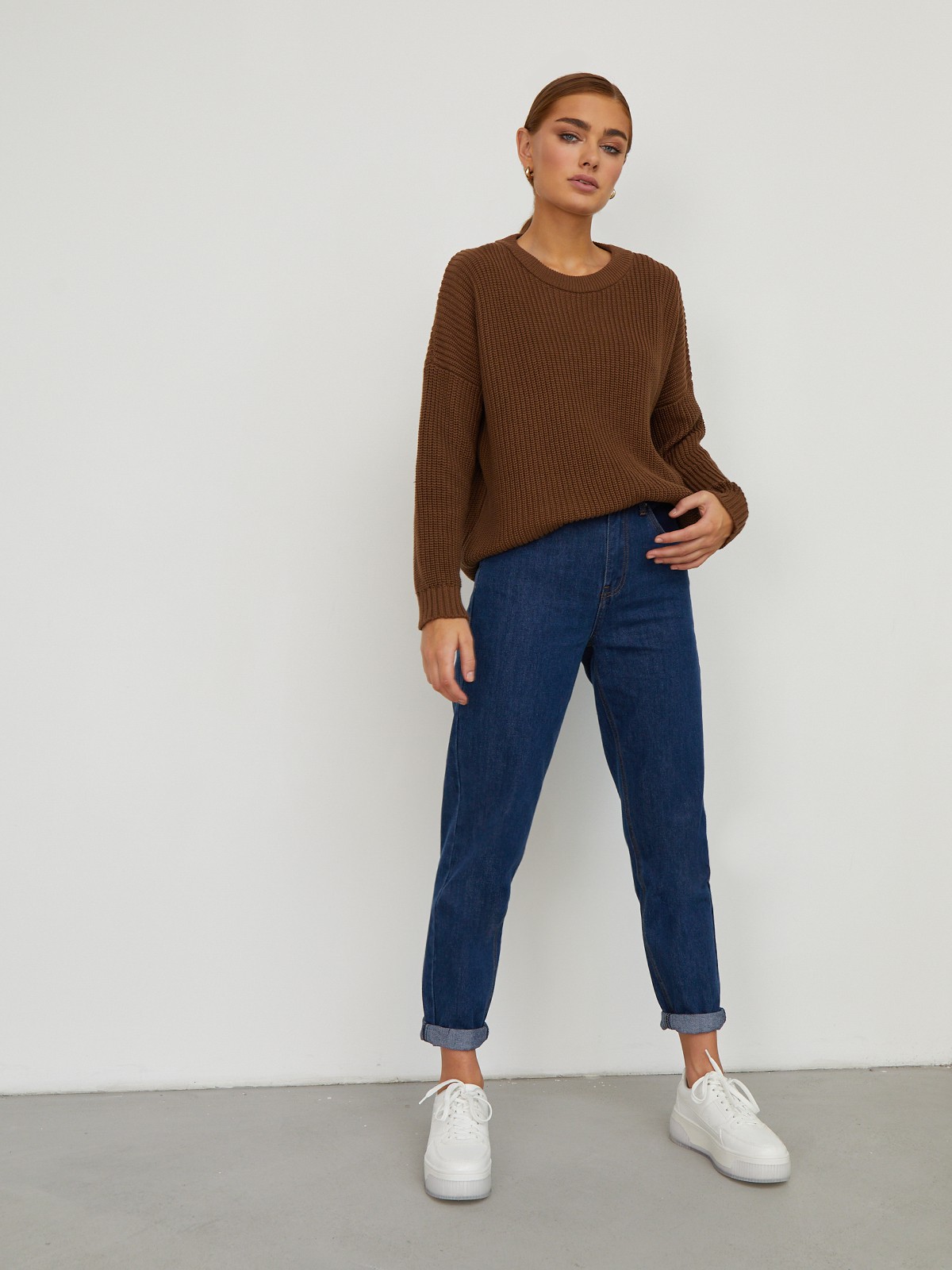 Хлопковый свитер крупной вязки с круглым вырезом. В нем удобно и уютно, его обладательница будет выглядеть как никогда женственно и изящно. Нежный хлопок дышит и позволяет поддерживать оптимальный температурный режим.