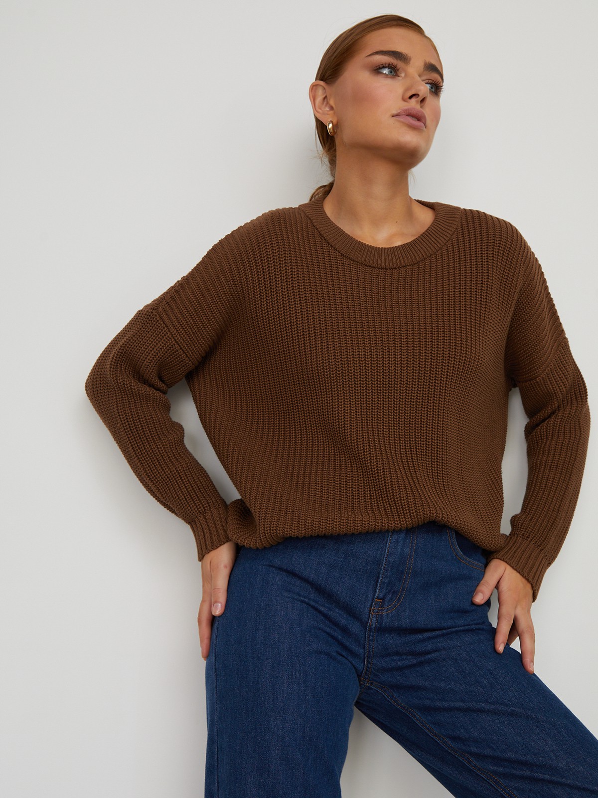 Хлопковый свитер крупной вязки с круглым вырезом. В нем удобно и уютно, его обладательница будет выглядеть как никогда женственно и изящно. Нежный хлопок дышит и позволяет поддерживать оптимальный температурный режим.