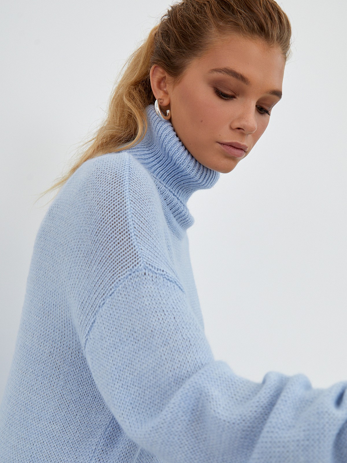 Трикотажное платье длины миди прямого кроя. Дополнено широким высоким воротом. По низу рукава и низу изделия притачан манжет, что создает удобство при ношении платья. Идеальный вариант для прохладных зимнихпрогулок и уютных посиделок с друзьями.

На модели размер one size