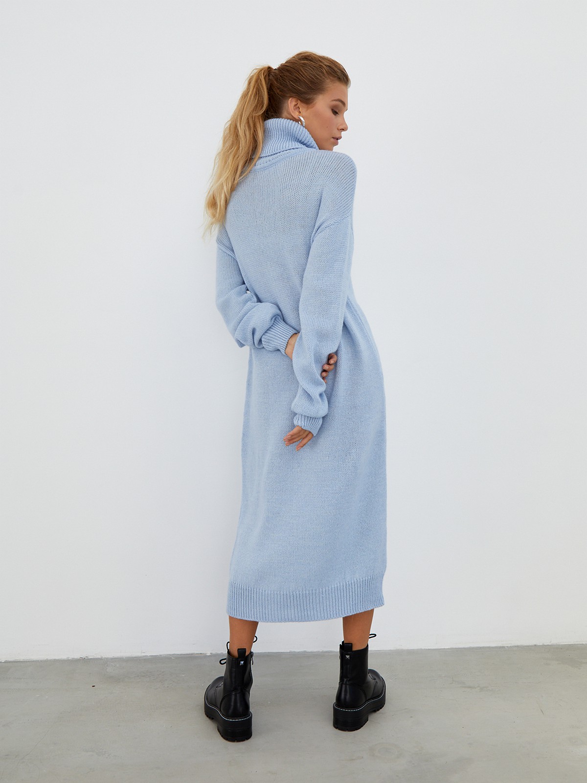 Трикотажное платье длины миди прямого кроя. Дополнено широким высоким воротом. По низу рукава и низу изделия притачан манжет, что создает удобство при ношении платья. Идеальный вариант для прохладных зимнихпрогулок и уютных посиделок с друзьями.

На модели размер one size