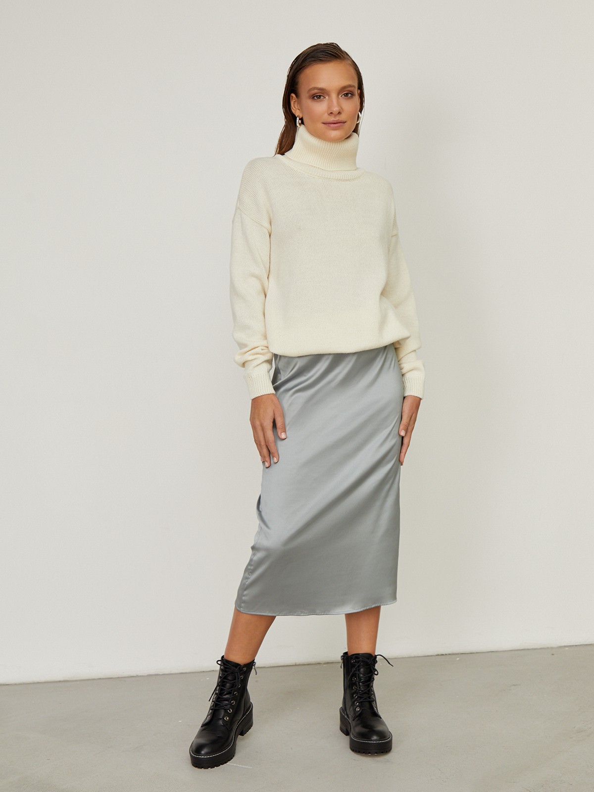 Свитер oversize свободного кроя. Модель дополнена высоким воротом и резинками на рукавах и внизу. Сочетайте свитер с джинсами и брюками, заправляя край спереди, чтобы подчеркнуть талию и создать немного небрежный образ.

На модели размер one size