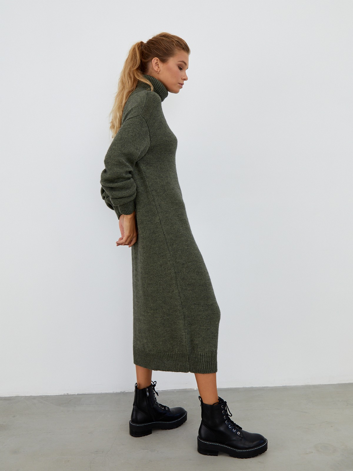 Платье трикотажное, цвет: хаки Allweneed Трикотажное платье длины миди прямого кроя. Дополнено широким высоким воротом. По низу рукава и низу изделия притачан манжет, что создает удобство при ношении платья. Идеальный вариант для прохладных зимнихпрогулок и уютных посиделок с друзьями.
На модели размер one size