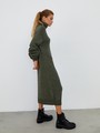 Платье трикотажное, цвет: хаки Allweneed Трикотажное платье длины миди прямого кроя. Дополнено широким высоким воротом. По низу рукава и низу изделия притачан манжет, что создает удобство при ношении платья. Идеальный вариант для прохладных зимнихпрогулок и уютных посиделок с друзьями.
На модели размер one size