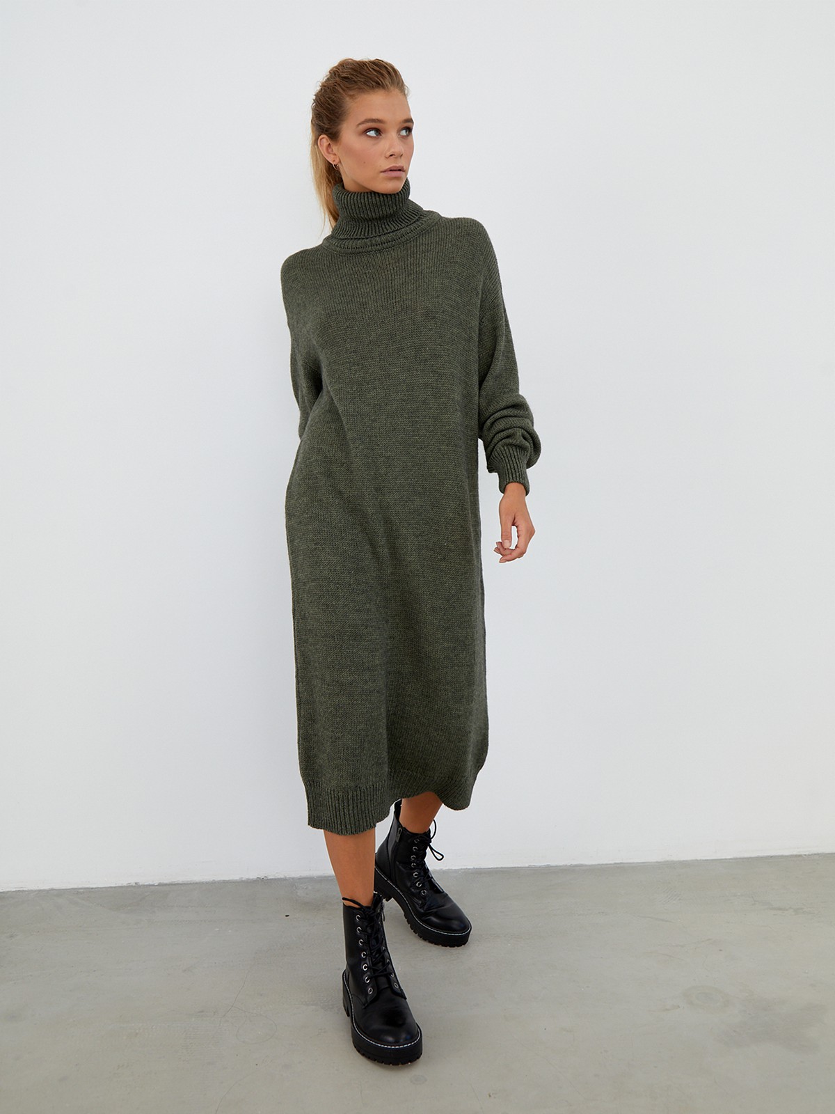 Платье трикотажное, цвет: хаки Allweneed Трикотажное платье длины миди прямого кроя. Дополнено широким высоким воротом. По низу рукава и низу изделия притачан манжет, что создает удобство при ношении платья. Идеальный вариант для прохладных зимнихпрогулок и уютных посиделок с друзьями.
На модели размер one size