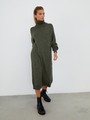 Платье трикотажное, цвет: хаки Allweneed Трикотажное платье длины миди прямого кроя. Дополнено широким высоким воротом. По низу рукава и низу изделия притачан манжет, что создает удобство при ношении платья. Идеальный вариант для прохладных зимнихпрогулок и уютных посиделок с друзьями.
На модели размер one size