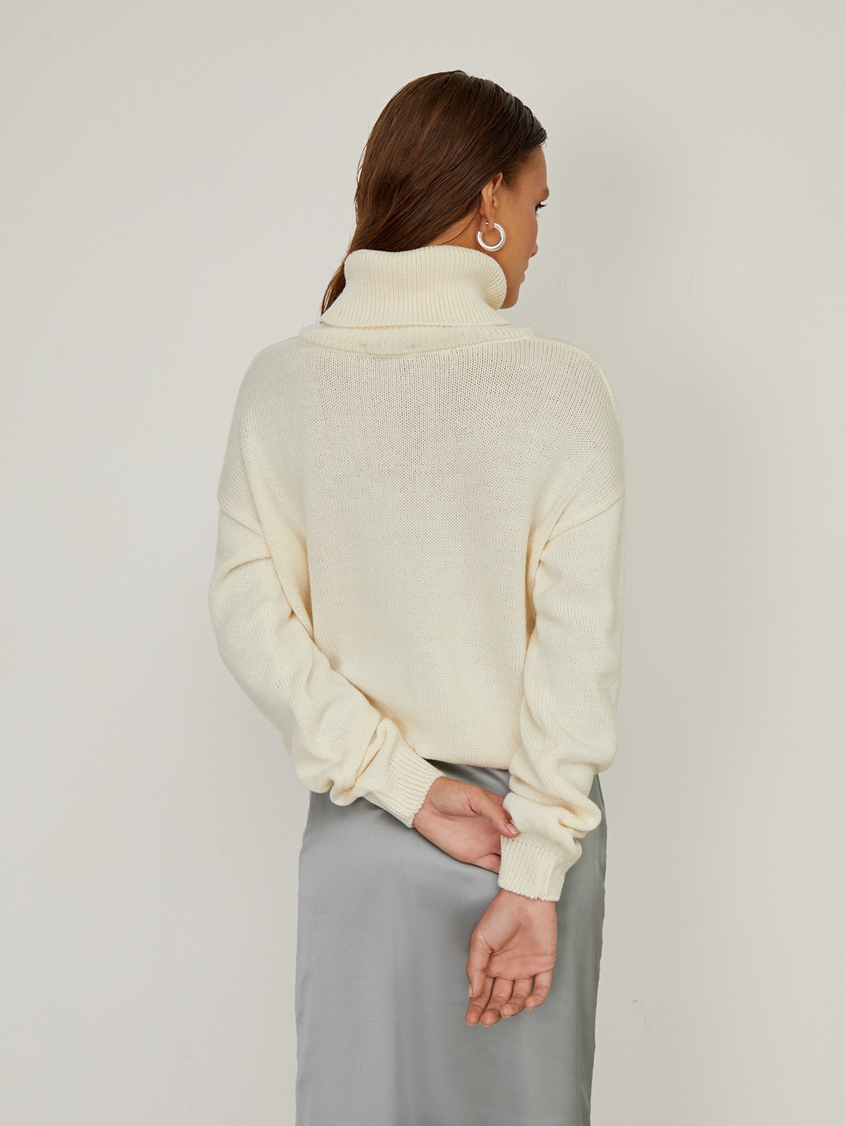 Свитер oversize свободного кроя. Модель дополнена высоким воротом и резинками на рукавах и внизу. Сочетайте свитер с джинсами и брюками, заправляя край спереди, чтобы подчеркнуть талию и создать немного небрежный образ.

На модели размер one size