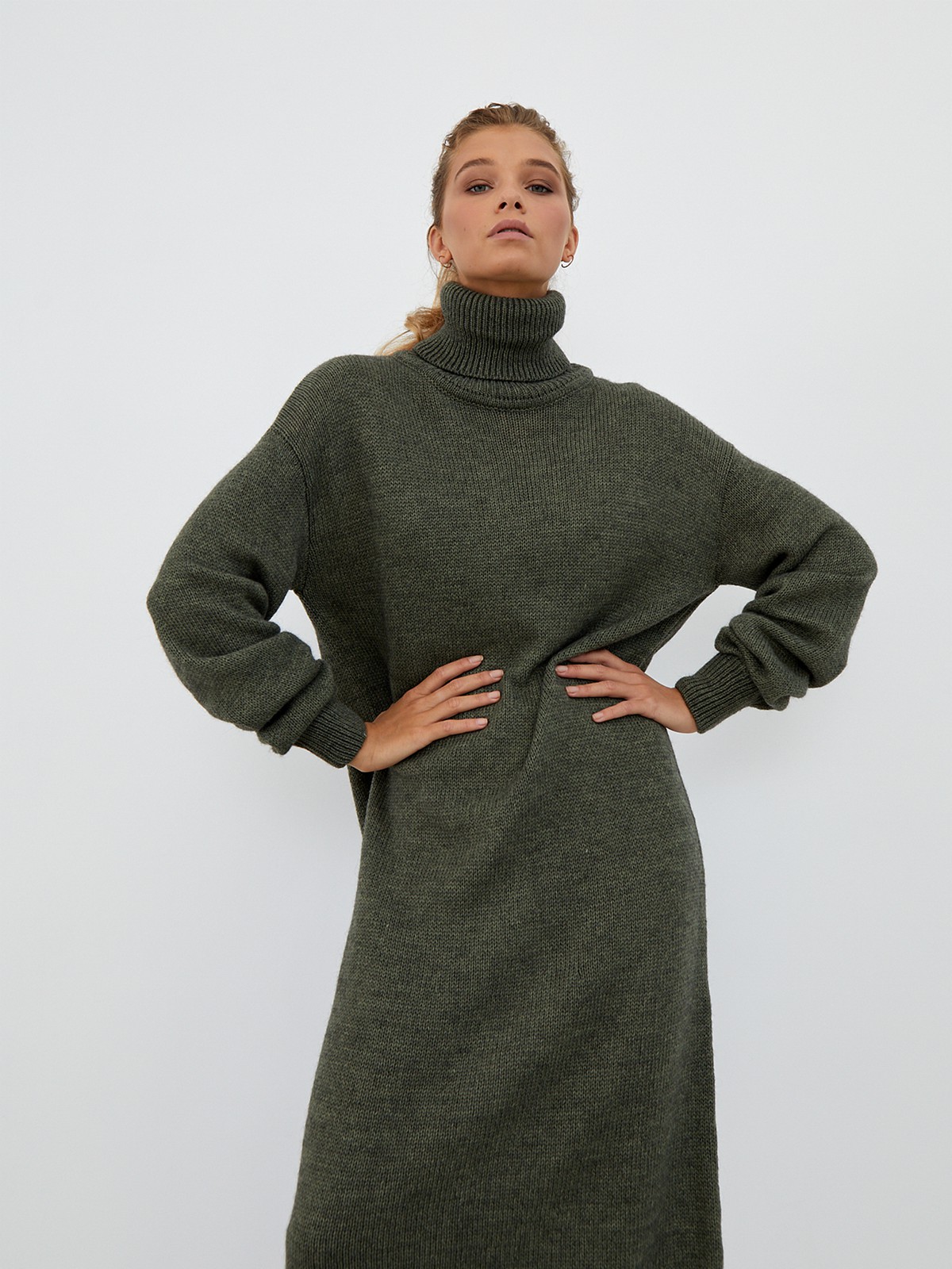 Платье трикотажное, цвет: хаки Allweneed Трикотажное платье длины миди прямого кроя. Дополнено широким высоким воротом. По низу рукава и низу изделия притачан манжет, что создает удобство при ношении платья. Идеальный вариант для прохладных зимнихпрогулок и уютных посиделок с друзьями.
На модели размер one size