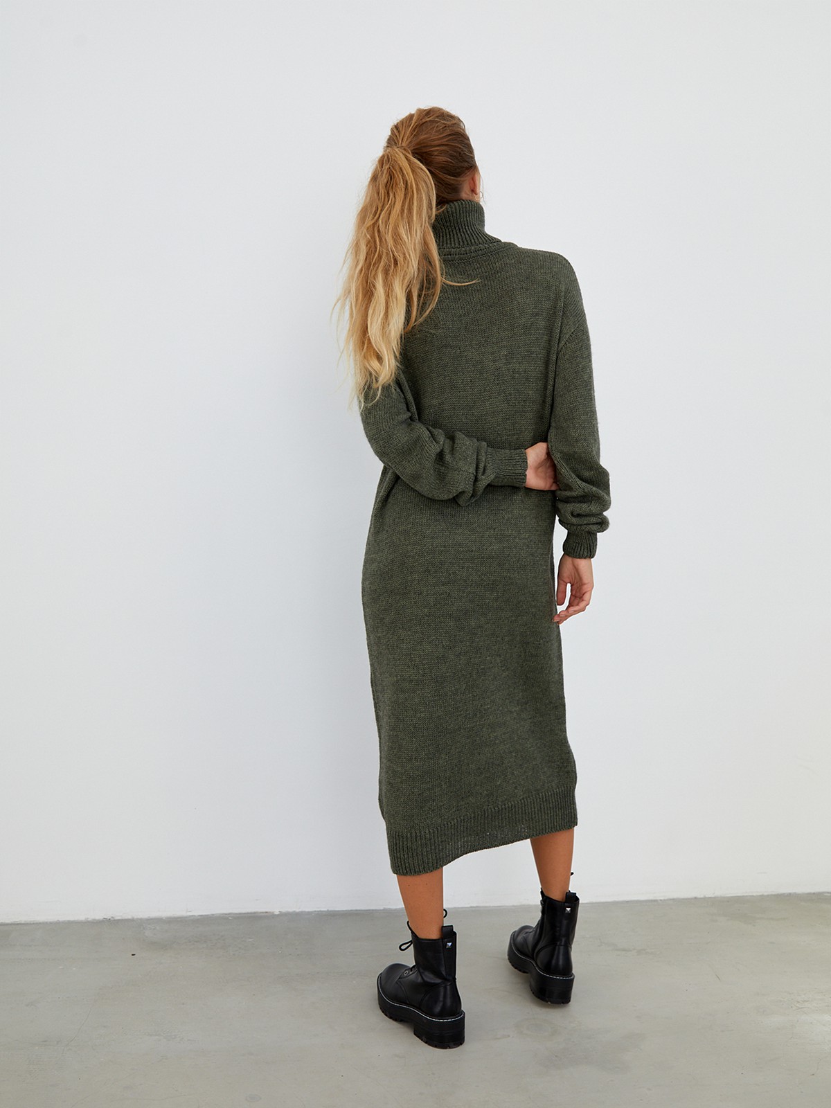 Платье трикотажное, цвет: хаки Allweneed Трикотажное платье длины миди прямого кроя. Дополнено широким высоким воротом. По низу рукава и низу изделия притачан манжет, что создает удобство при ношении платья. Идеальный вариант для прохладных зимнихпрогулок и уютных посиделок с друзьями.
На модели размер one size