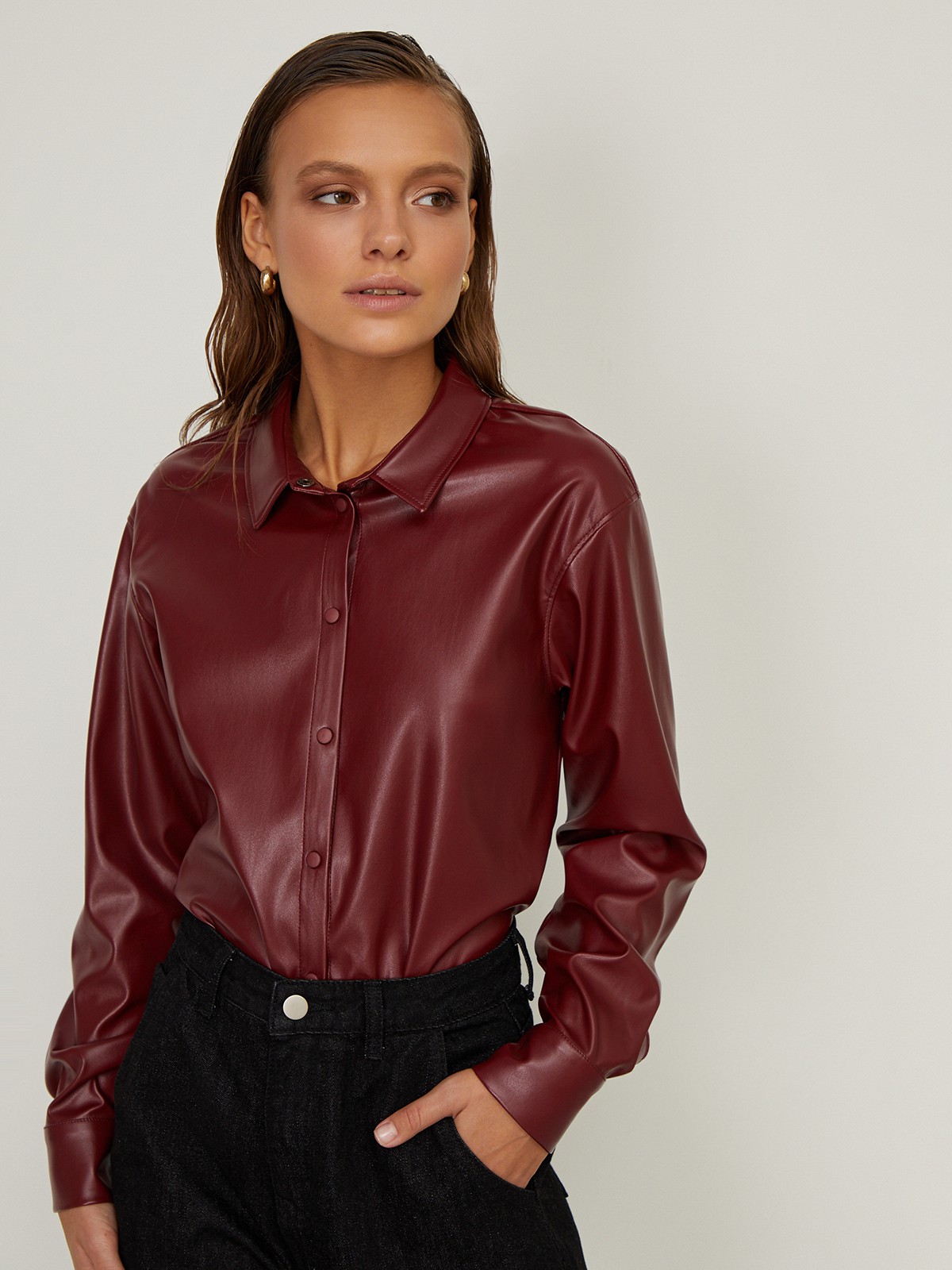 


Рубашка классического кроя выполнена из мягкой экокожи.Модель оформлена отложным воротником, скрытой планкой-застежкой и объемными рукавами с широкими манжетами.

На модели размер XS