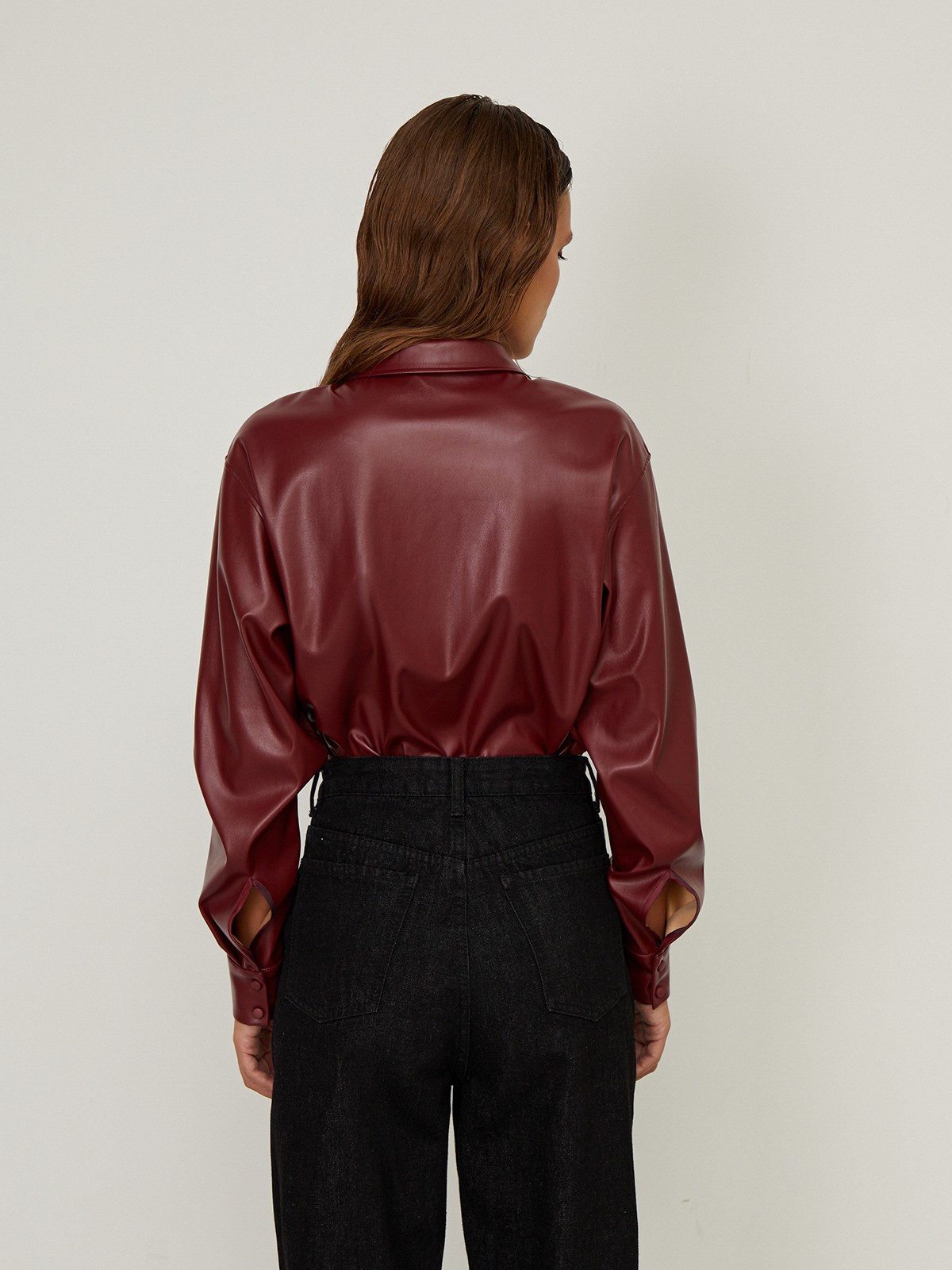 


Рубашка классического кроя выполнена из мягкой экокожи.Модель оформлена отложным воротником, скрытой планкой-застежкой и объемными рукавами с широкими манжетами.

На модели размер XS