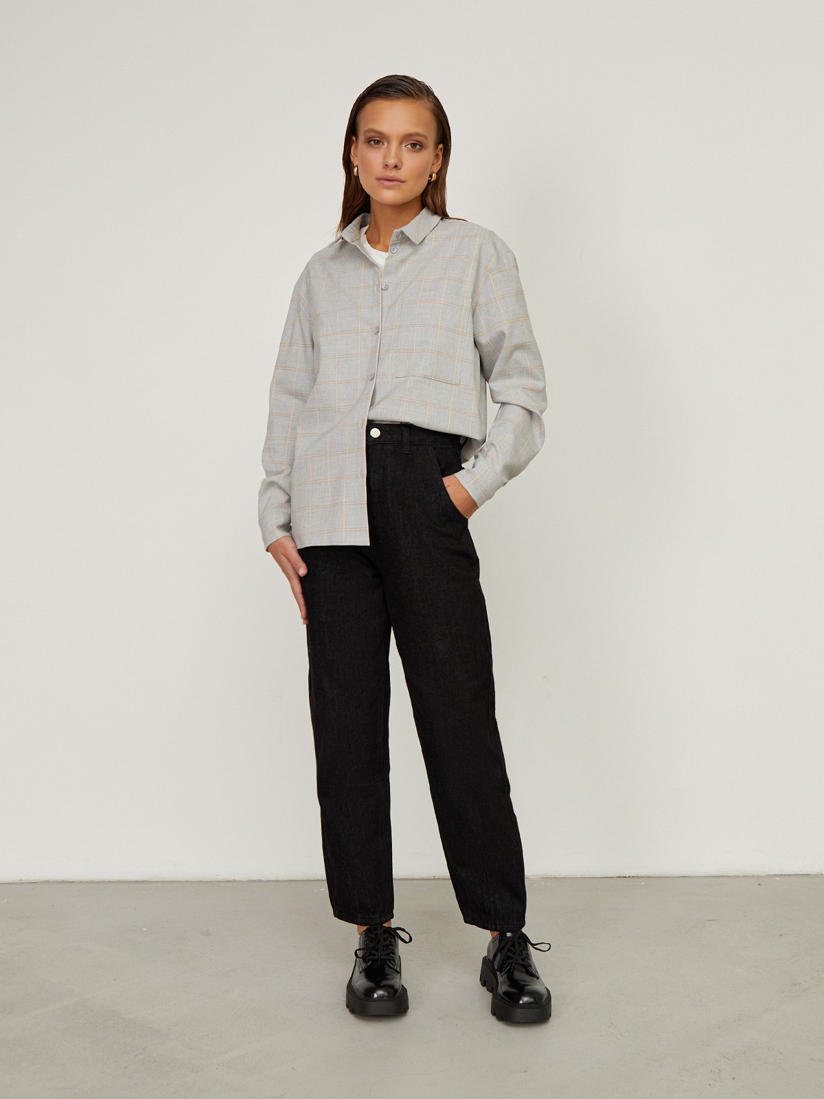 Рубашка свободного кроя с карманом, цвет: серая клетка Allweneed Рубашка свободного кроя со спущенным плечом. Модель дополнена нагрудным карманом, воротником-стойкой и манжетами на рукавах. Рубашку можно носить как с джинсами для повседневного образа, так и со строгими брюками.
На модели размер XS