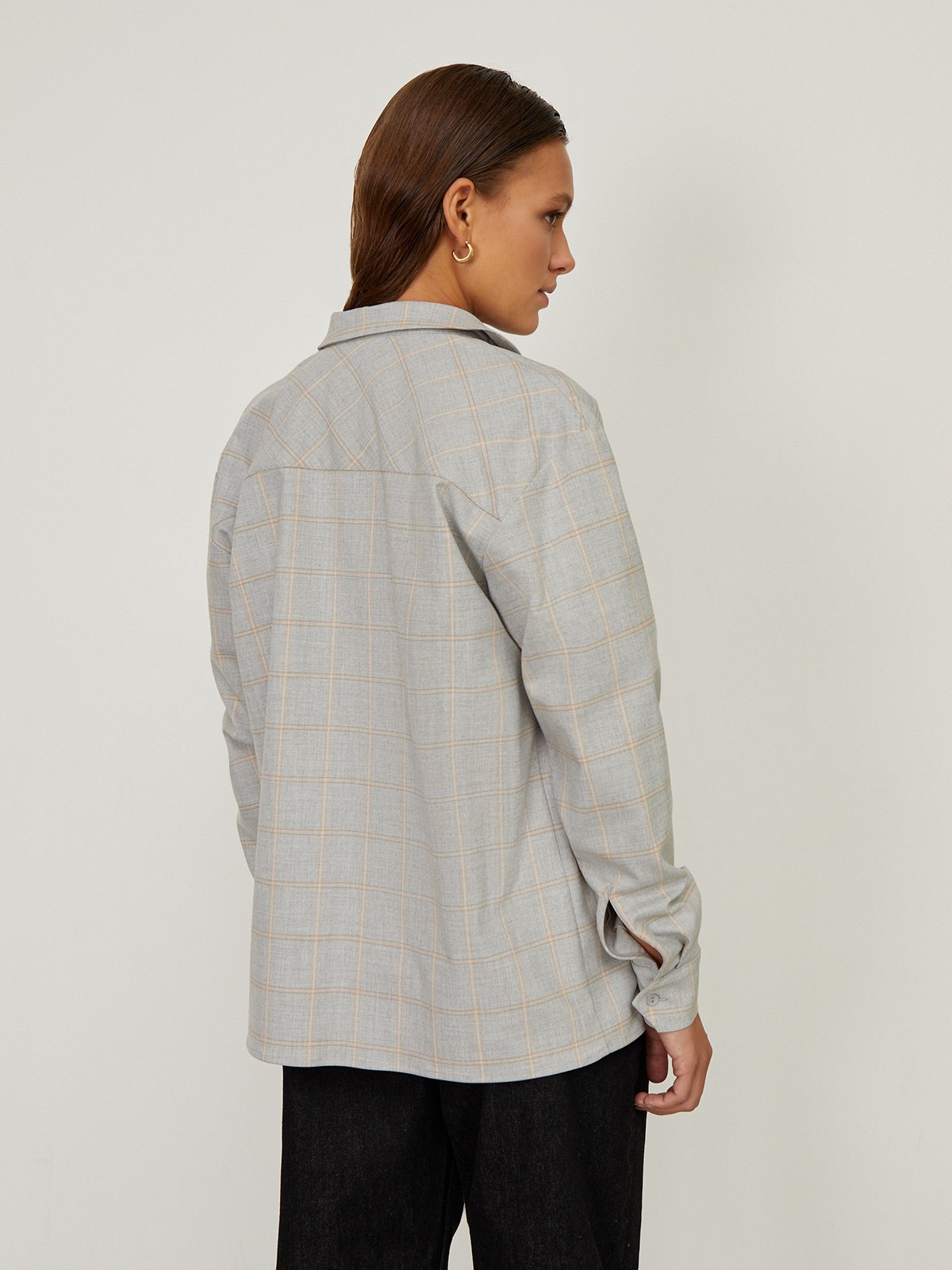 Рубашка свободного кроя с карманом, цвет: серая клетка Allweneed Рубашка свободного кроя со спущенным плечом. Модель дополнена нагрудным карманом, воротником-стойкой и манжетами на рукавах. Рубашку можно носить как с джинсами для повседневного образа, так и со строгими брюками.
На модели размер XS