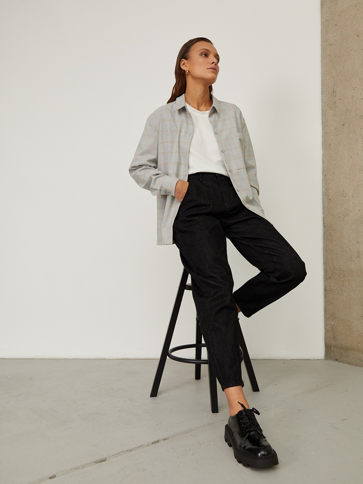 Рубашка свободного кроя с карманом, цвет: серая клетка Allweneed Рубашка свободного кроя со спущенным плечом. Модель дополнена нагрудным карманом, воротником-стойкой и манжетами на рукавах. Рубашку можно носить как с джинсами для повседневного образа, так и со строгими брюками.
На модели размер XS