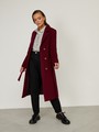Пальто из плотной шерсти на подкладке. Модель прямого силуэта с английским воротником и классической линией плеча, застегивается на пуговицы, дополнено двумя вместительными карманами с клапаном и поясом в тон изделия. Модель средней длины хорошо смотрится как на миниатюрных, так и на высоких девушках.

На модели размер XS