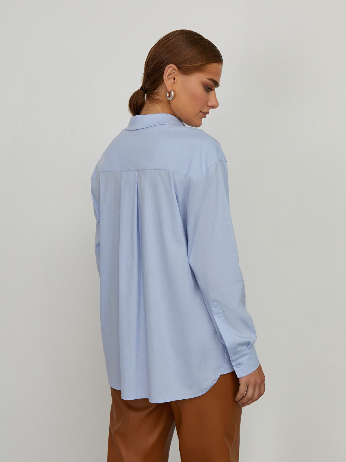 


Рубашка oversize кроя с отложным воротником и супатной застежкой на пуговицы. Длинные рукава с классическими манжетами. Слегка удлиненная спинка. Носите навыпуск или заправленной в контрастную юбку, шорты или брюки.

На модели размер XS/S