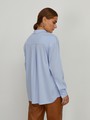 


Рубашка oversize кроя с отложным воротником и супатной застежкой на пуговицы. Длинные рукава с классическими манжетами. Слегка удлиненная спинка. Носите навыпуск или заправленной в контрастную юбку, шорты или брюки.

На модели размер XS/S