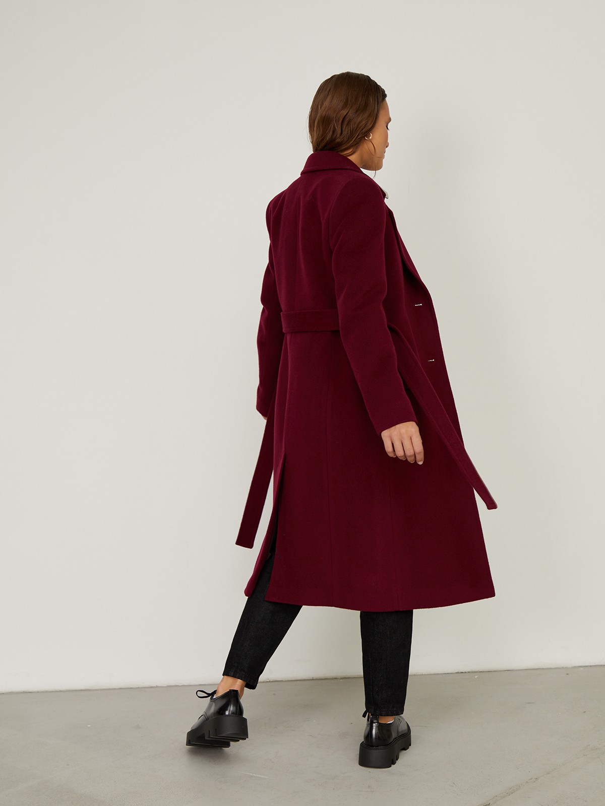 Пальто из плотной шерсти на подкладке. Модель прямого силуэта с английским воротником и классической линией плеча, застегивается на пуговицы, дополнено двумя вместительными карманами с клапаном и поясом в тон изделия. Модель средней длины хорошо смотрится как на миниатюрных, так и на высоких девушках.

На модели размер XS