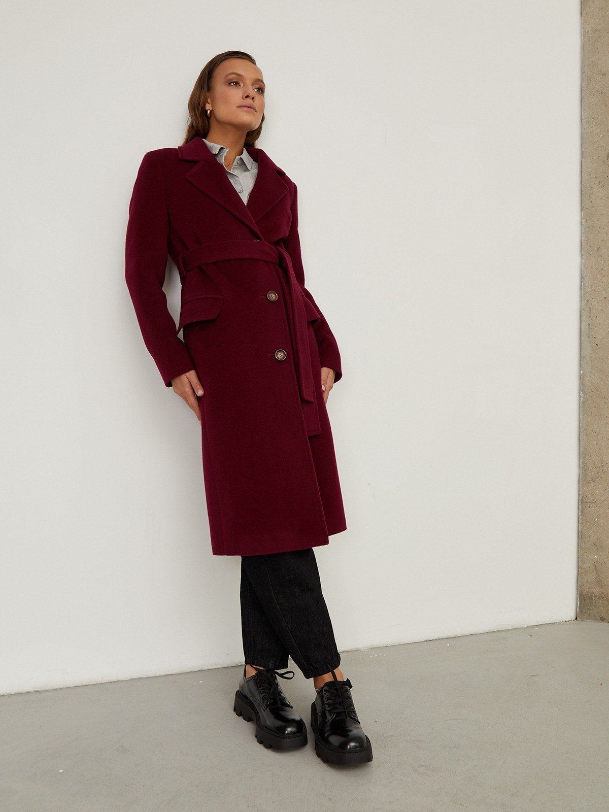 Пальто из плотной шерсти на подкладке. Модель прямого силуэта с английским воротником и классической линией плеча, застегивается на пуговицы, дополнено двумя вместительными карманами с клапаном и поясом в тон изделия. Модель средней длины хорошо смотрится как на миниатюрных, так и на высоких девушках.

На модели размер XS