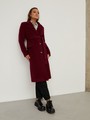 Пальто из плотной шерсти на подкладке. Модель прямого силуэта с английским воротником и классической линией плеча, застегивается на пуговицы, дополнено двумя вместительными карманами с клапаном и поясом в тон изделия. Модель средней длины хорошо смотрится как на миниатюрных, так и на высоких девушках.

На модели размер XS