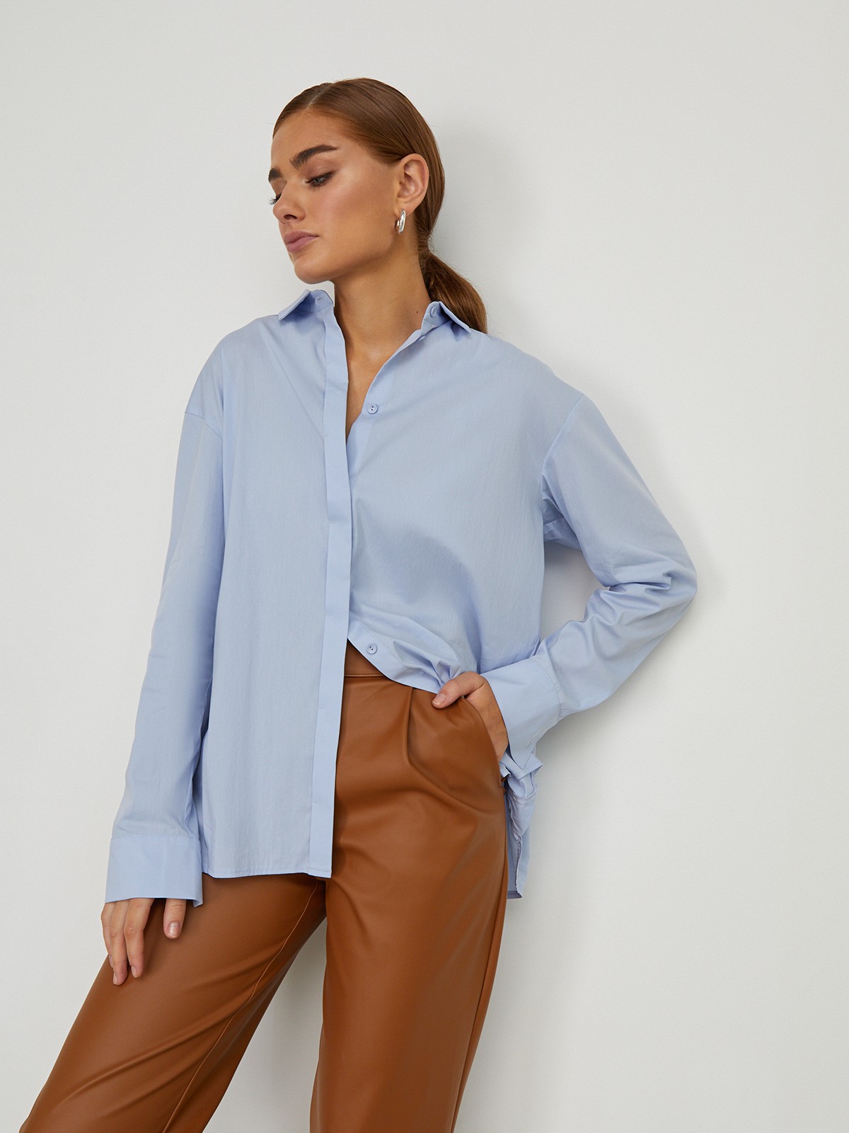 


Рубашка oversize кроя с отложным воротником и супатной застежкой на пуговицы. Длинные рукава с классическими манжетами. Слегка удлиненная спинка. Носите навыпуск или заправленной в контрастную юбку, шорты или брюки.

На модели размер XS/S