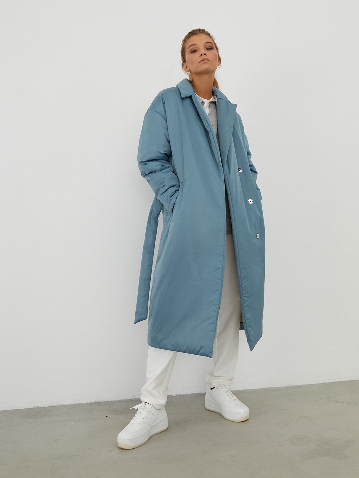 


Однотонное пальто-халат на синтепоне. Модель с пиджачным воротником и приспущенным плечевым швом. Мягкий пояс на талии подчеркивает силуэт. Застежка на кнопки.

Пальто выдержит холод и будет греть вас до -10 градусов.

На модели размер XS