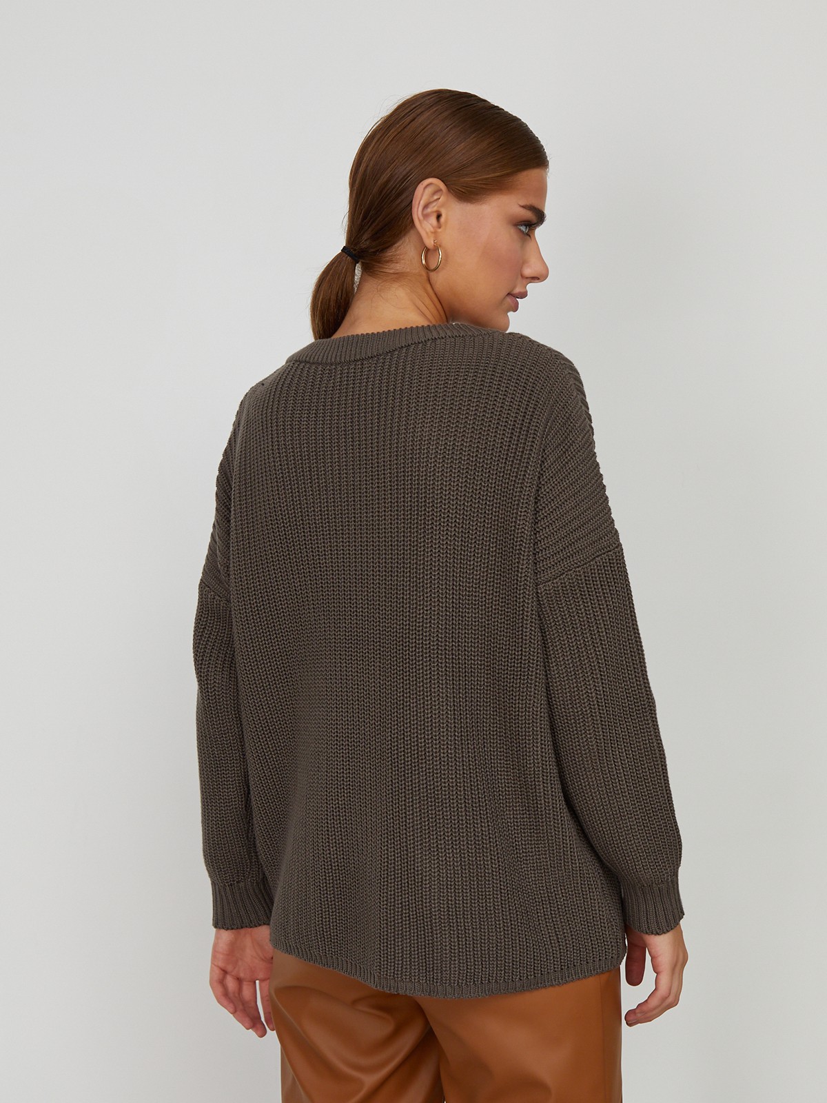 Хлопковый свитер крупной вязки с круглым вырезом. В нем удобно и уютно, его обладательница будет выглядеть как никогда женственно и изящно. Нежный хлопок дышит и позволяет поддерживать оптимальный температурный режим.

На модели размер one size