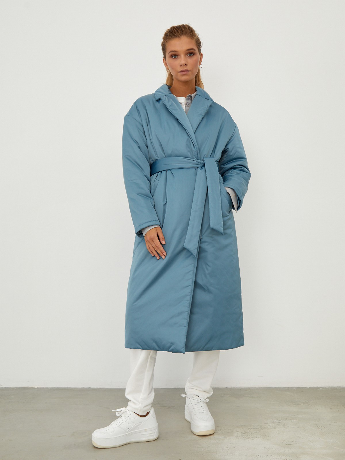 


Однотонное пальто-халат на синтепоне. Модель с пиджачным воротником и приспущенным плечевым швом. Мягкий пояс на талии подчеркивает силуэт. Застежка на кнопки.

Пальто выдержит холод и будет греть вас до -10 градусов.

На модели размер XS