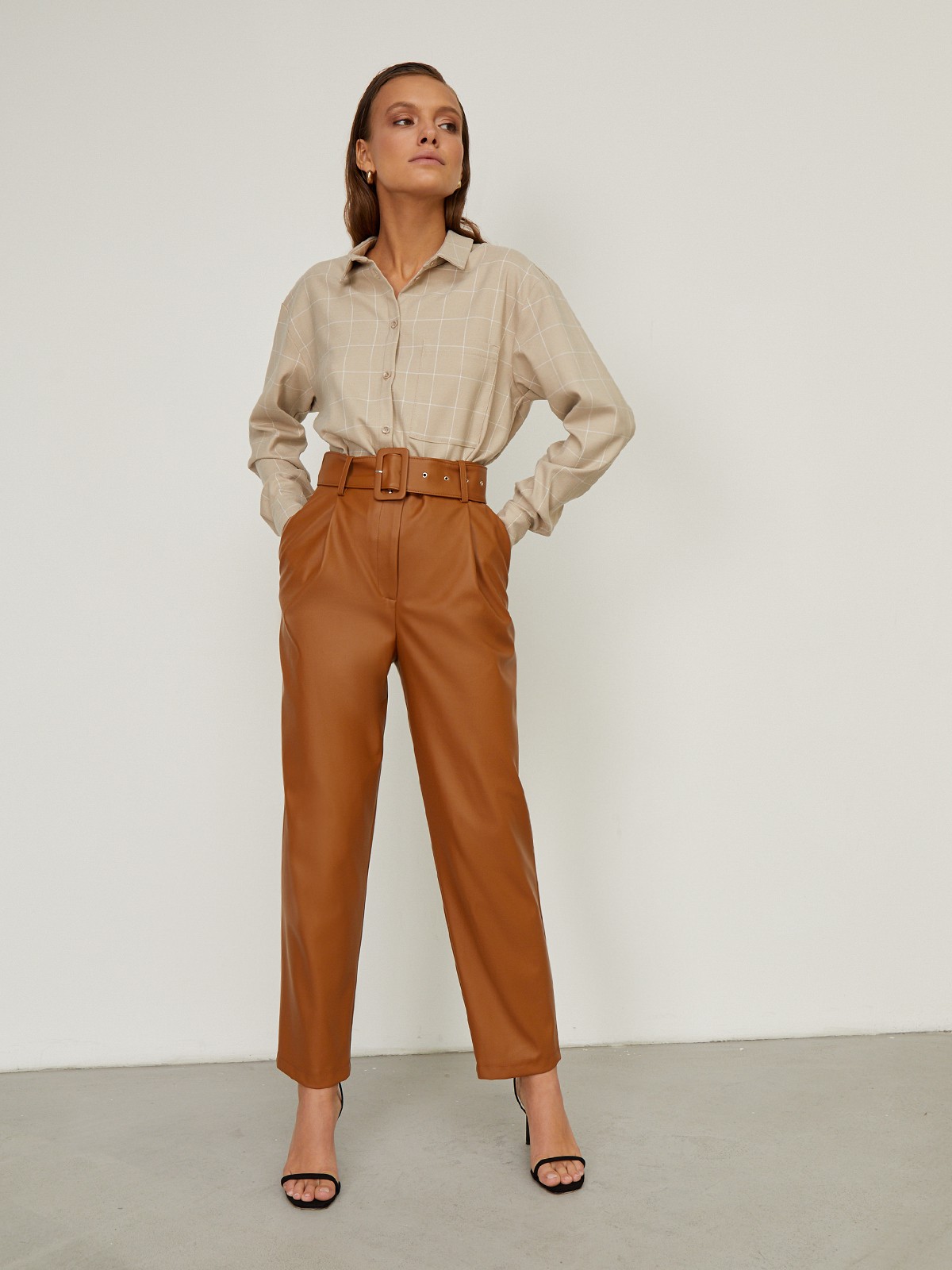 Рубашка свободного кроя с карманом, цвет: бежевая клетка Allweneed Рубашка свободного кроя со спущенным плечом. Модель дополнена нагрудным карманом, воротником-стойкой и манжетами на рукавах. Рубашку можно носить как с джинсами для повседневного образа, так и со строгими брюками.
На модели размер XS