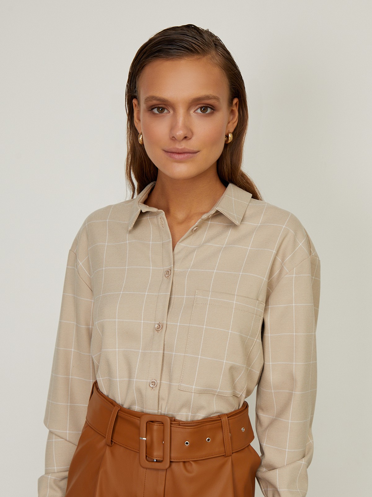 Рубашка свободного кроя с карманом, цвет: бежевая клетка Allweneed Рубашка свободного кроя со спущенным плечом. Модель дополнена нагрудным карманом, воротником-стойкой и манжетами на рукавах. Рубашку можно носить как с джинсами для повседневного образа, так и со строгими брюками.
На модели размер XS