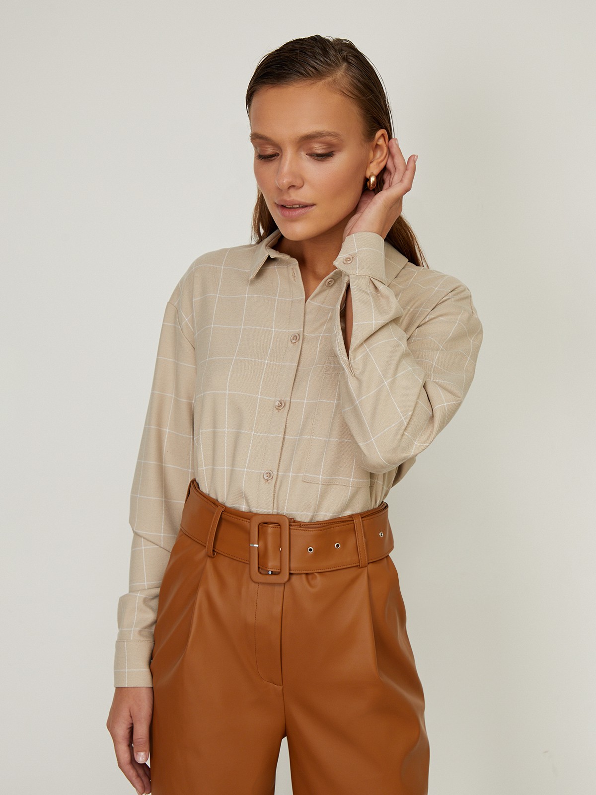 Рубашка свободного кроя с карманом, цвет: бежевая клетка Allweneed Рубашка свободного кроя со спущенным плечом. Модель дополнена нагрудным карманом, воротником-стойкой и манжетами на рукавах. Рубашку можно носить как с джинсами для повседневного образа, так и со строгими брюками.
На модели размер XS