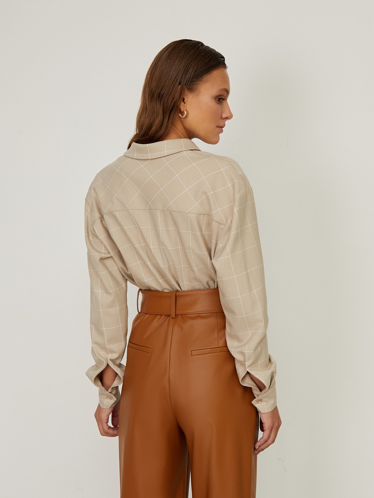 Рубашка свободного кроя с карманом, цвет: бежевая клетка Allweneed Рубашка свободного кроя со спущенным плечом. Модель дополнена нагрудным карманом, воротником-стойкой и манжетами на рукавах. Рубашку можно носить как с джинсами для повседневного образа, так и со строгими брюками.
На модели размер XS