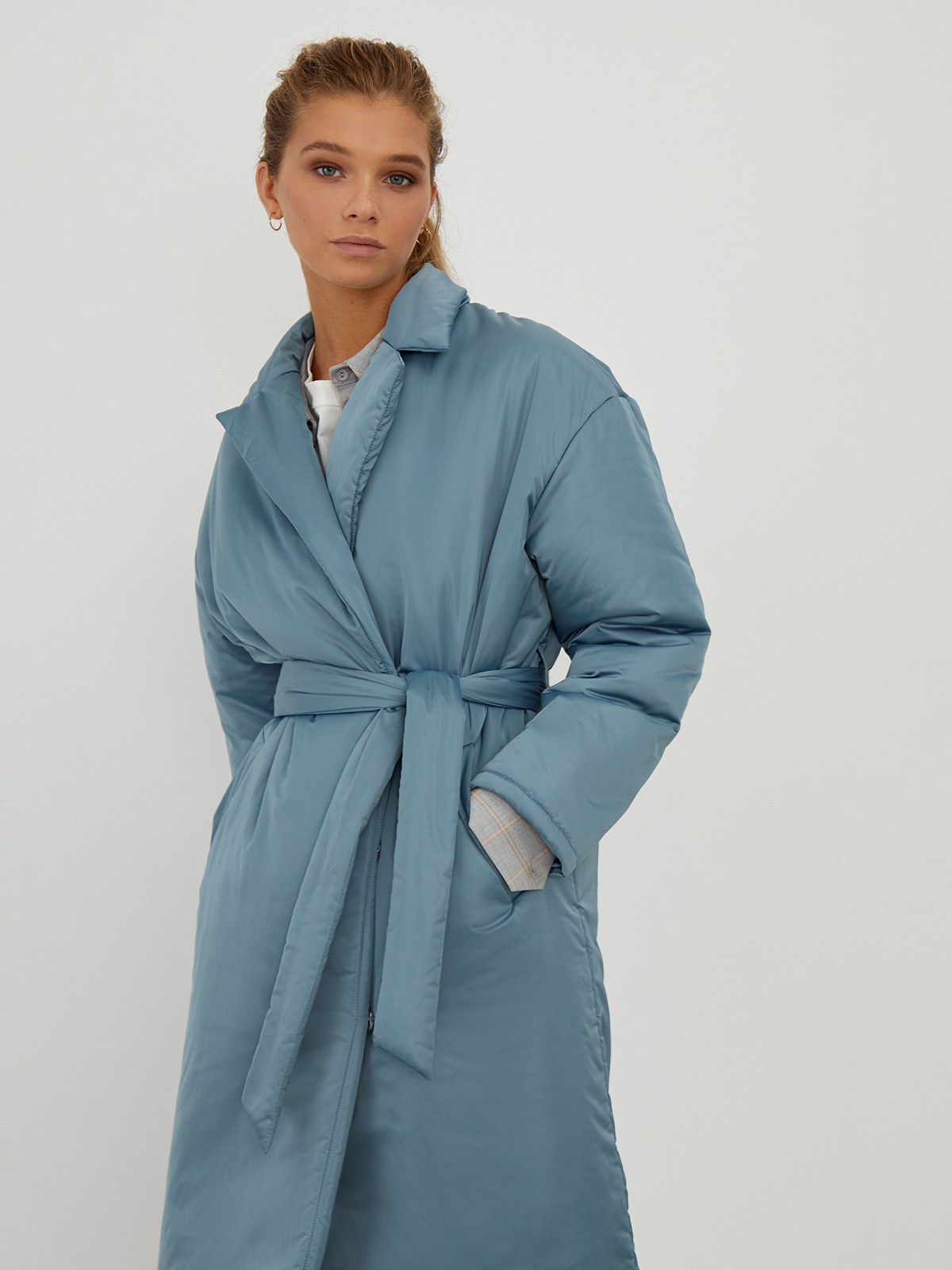 


Однотонное пальто-халат на синтепоне. Модель с пиджачным воротником и приспущенным плечевым швом. Мягкий пояс на талии подчеркивает силуэт. Застежка на кнопки.

Пальто выдержит холод и будет греть вас до -10 градусов.

На модели размер XS