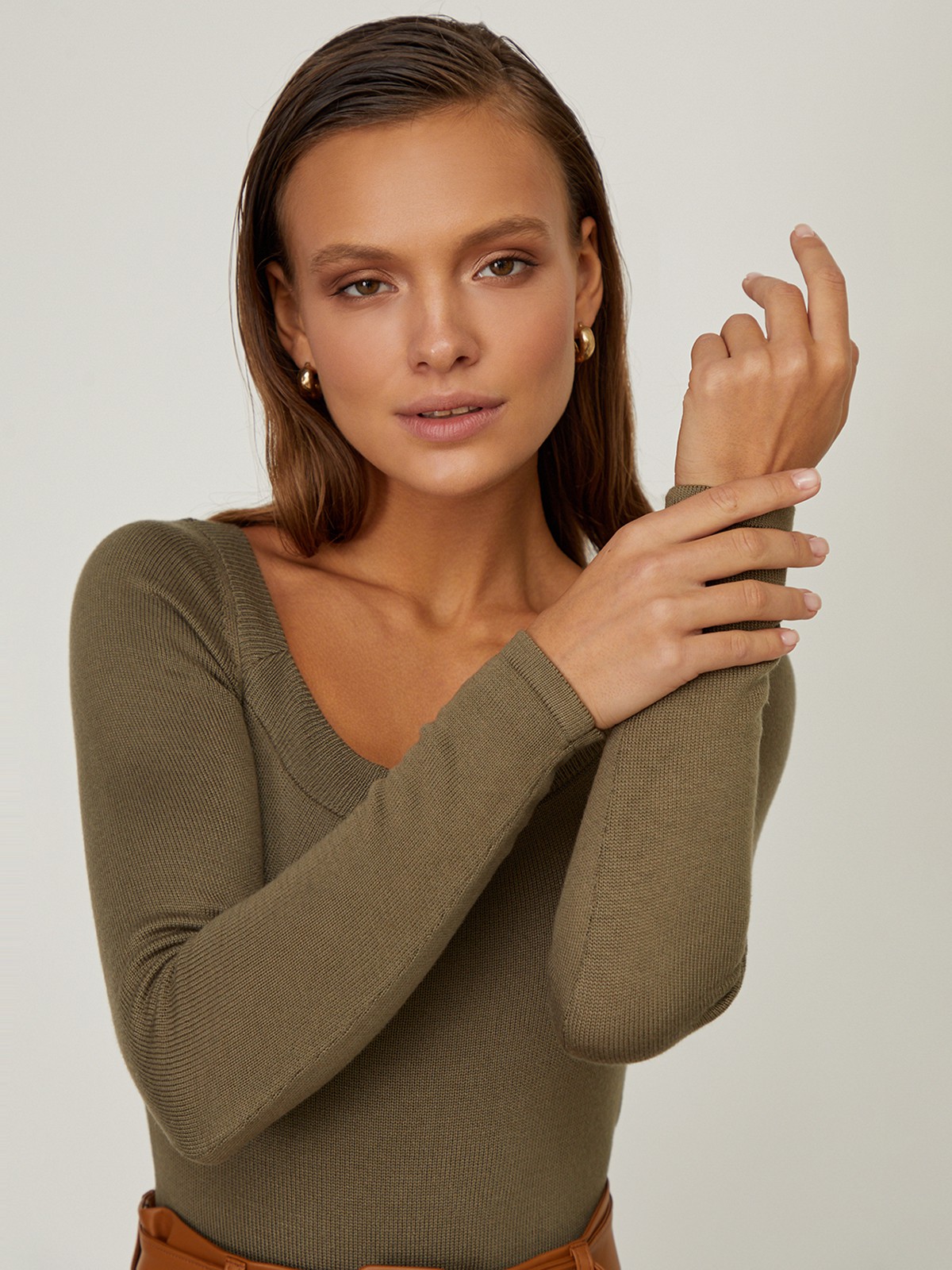 


Боди из вязаного трикотажа оформлено длинными рукавами и вырезом каре. Застежка на кнопки на ластовице.

На модели размер XS