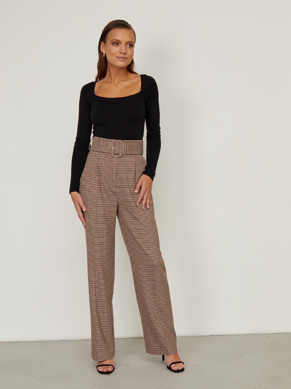 


Боди из вязаного трикотажа оформлено длинными рукавами и вырезом каре. Застежка на кнопки на ластовице.

На модели размер XS