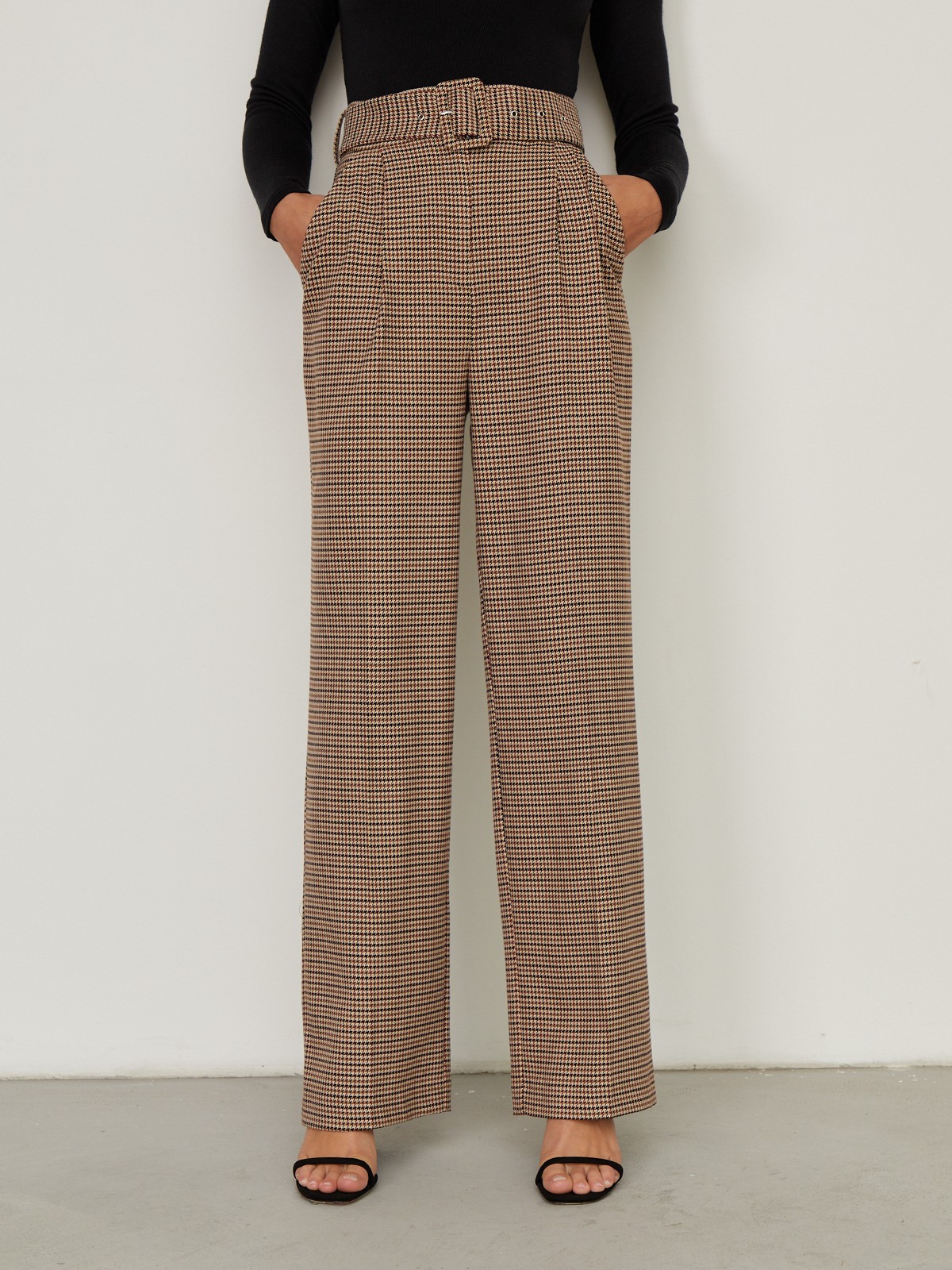 Широкие прямые брюки из плотной вискозы с посадкой на талии. Дополнены длинным поясом в тон изделия с обтяжной пряжкой. Свободный крой и структурированный силуэт позволяет создавать не только деловые, но и расслабленные повседневные образы. Брюки универсальной длины, поэтому легко сочетаются как с плоским ходом, так и с обувью на каблуках.

На модели размер XS