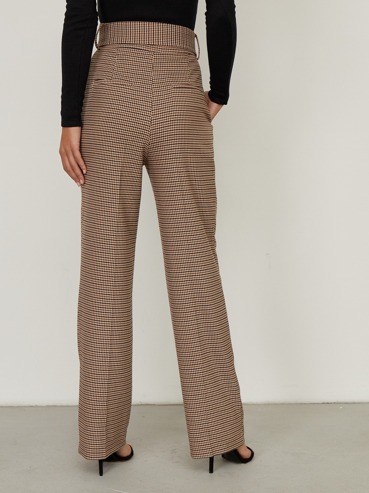 Широкие прямые брюки из плотной вискозы с посадкой на талии. Дополнены длинным поясом в тон изделия с обтяжной пряжкой. Свободный крой и структурированный силуэт позволяет создавать не только деловые, но и расслабленные повседневные образы. Брюки универсальной длины, поэтому легко сочетаются как с плоским ходом, так и с обувью на каблуках.

На модели размер XS