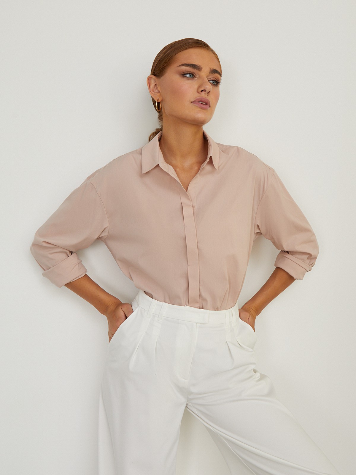 


Рубашка oversize кроя с отложным воротником и супатной застежкой на пуговицы. Длинные рукава с классическими манжетами. Слегка удлиненная спинка. Носите навыпуск или заправленной в контрастную юбку, шорты или брюки.

На модели размер XS/S