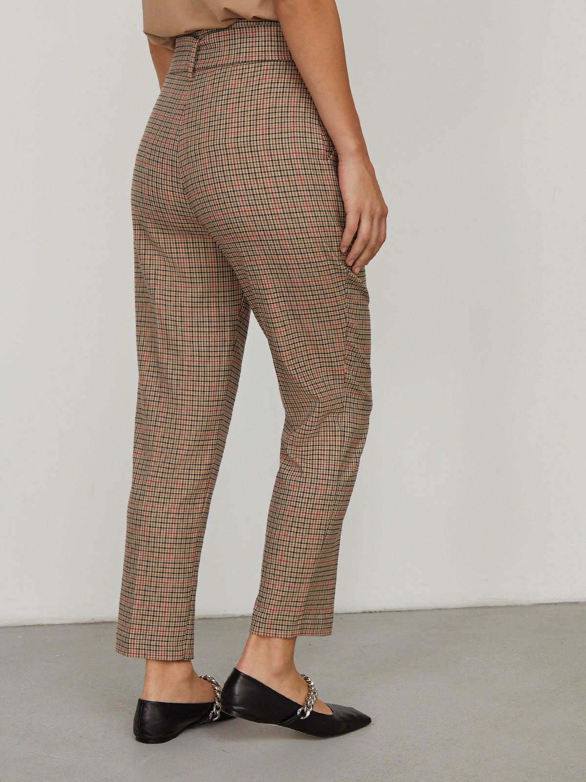 


Брюки из костюмной ткани с завышенной посадкой и поясом с обтяжной пряжкой, акцентирующим талию. Стрелки вытягивают силуэт, а укороченный крой привлекает внимание к изящным щиколоткам. Носите с однотонным жакетом в комплекте.

На модели размер XS