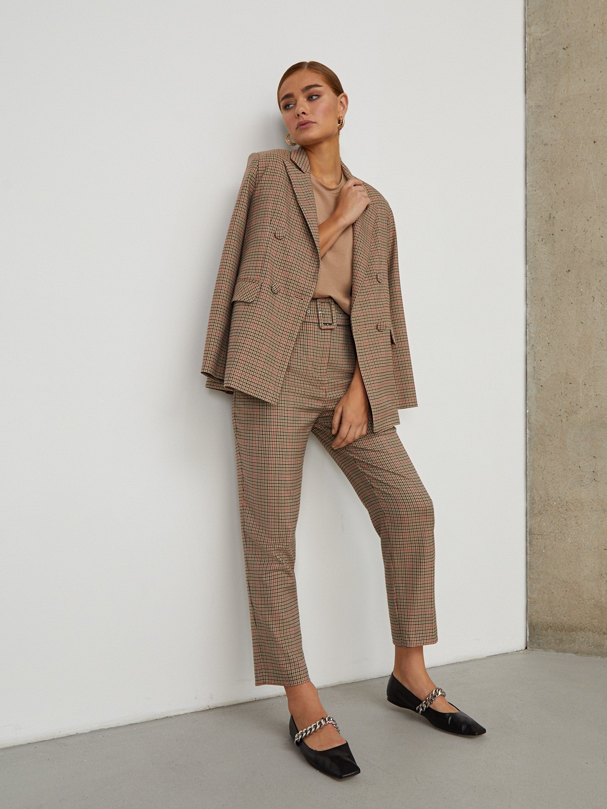 


Костюмный жакет двубортного кроя оформлен острыми лацканами иклапанами на карманах. Универсальный предмет гардероба, который завершит как деловой образ с брюками в тон, так и романтичный - с женственным платьем.

На модели размер S