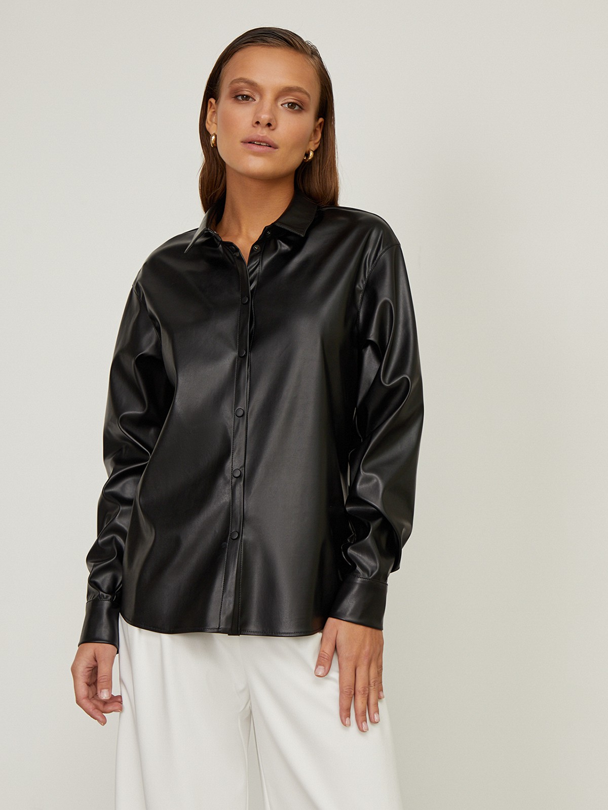 Рубашка из экокожи , цвет: Черный Allweneed
Рубашка классического кроя выполнена из мягкой экокожи.Модель оформлена отложным воротником, скрытой планкой-застежкой и объемными рукавами с широкими манжетами.
На модели размер XS