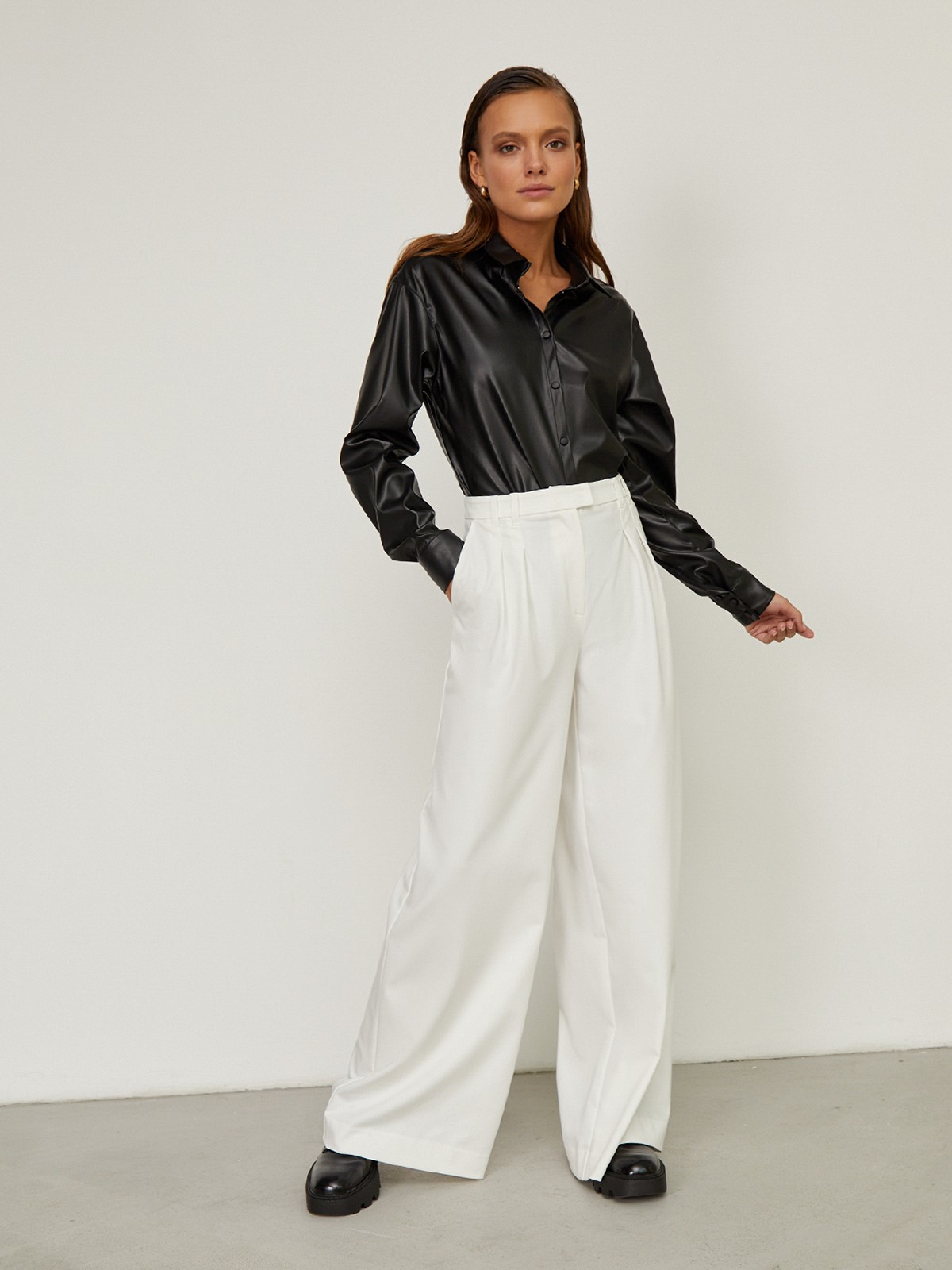 Рубашка из экокожи , цвет: Черный Allweneed
Рубашка классического кроя выполнена из мягкой экокожи.Модель оформлена отложным воротником, скрытой планкой-застежкой и объемными рукавами с широкими манжетами.
На модели размер XS