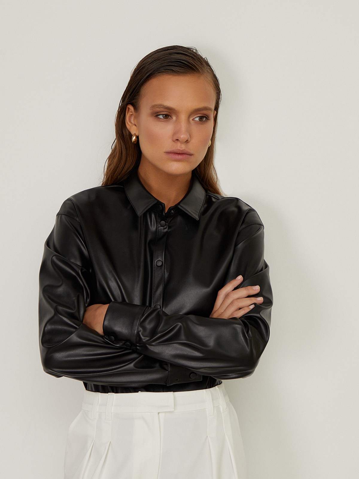 Рубашка из экокожи , цвет: Черный Allweneed
Рубашка классического кроя выполнена из мягкой экокожи.Модель оформлена отложным воротником, скрытой планкой-застежкой и объемными рукавами с широкими манжетами.
На модели размер XS