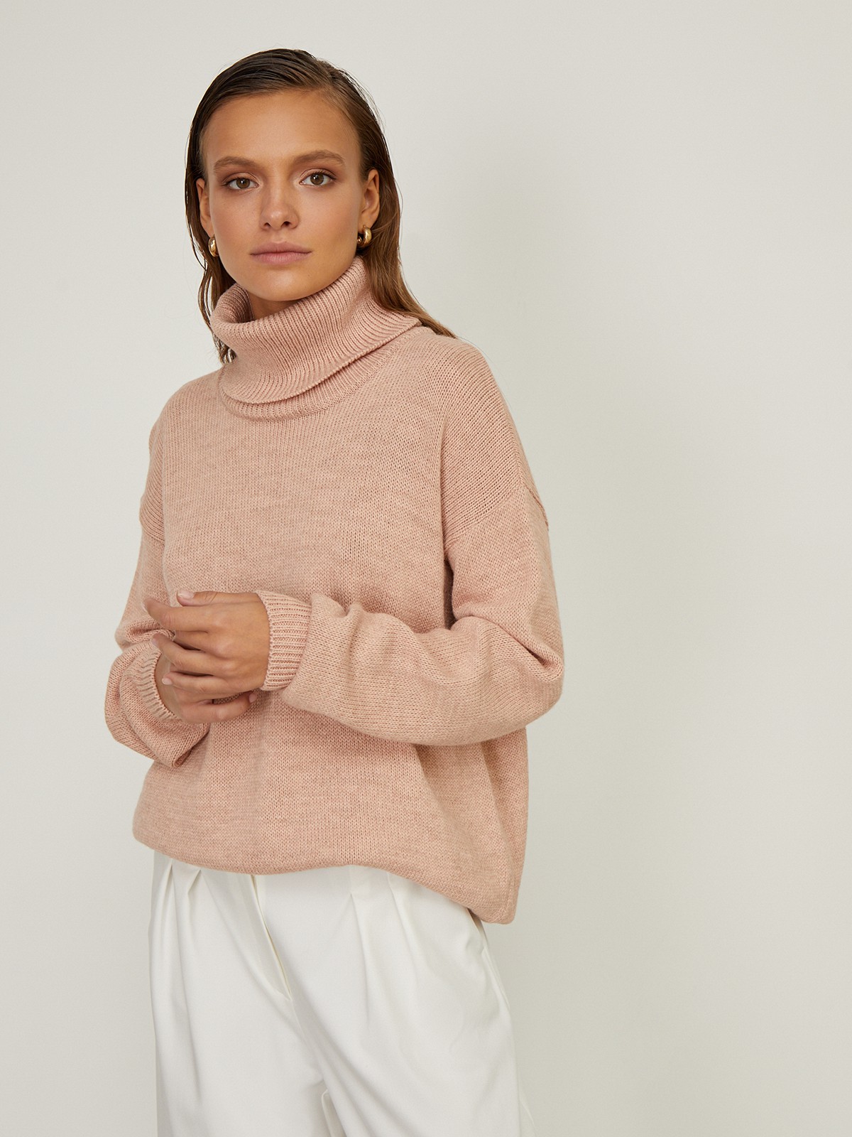 Свитер oversize с высоким воротом, цвет: розовый Allweneed Свитер oversize свободного кроя. Модель дополнена высоким воротом и резинками на рукавах и внизу. Сочетайте свитер с джинсами и брюками, заправляя край спереди, чтобы подчеркнуть талию и создать немного небрежный образ.
На модели размер one size