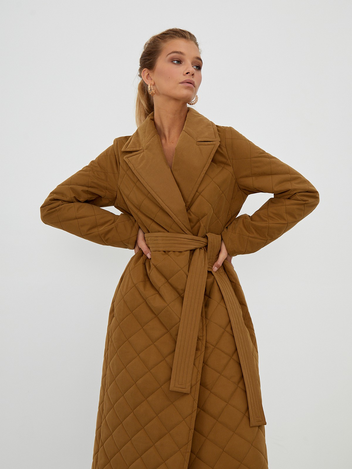 Однобортное стеганое пальто на тонком синтепоне, прямого силуэта. Полочка с центральной бортовой застежкой на 3 пришивные кнопки. Модель дополнена английским воротником и съемным поясом в тон изделия.

Пальто выдержит холод и будет греть вас до -10 градусов.

На модели размер XS