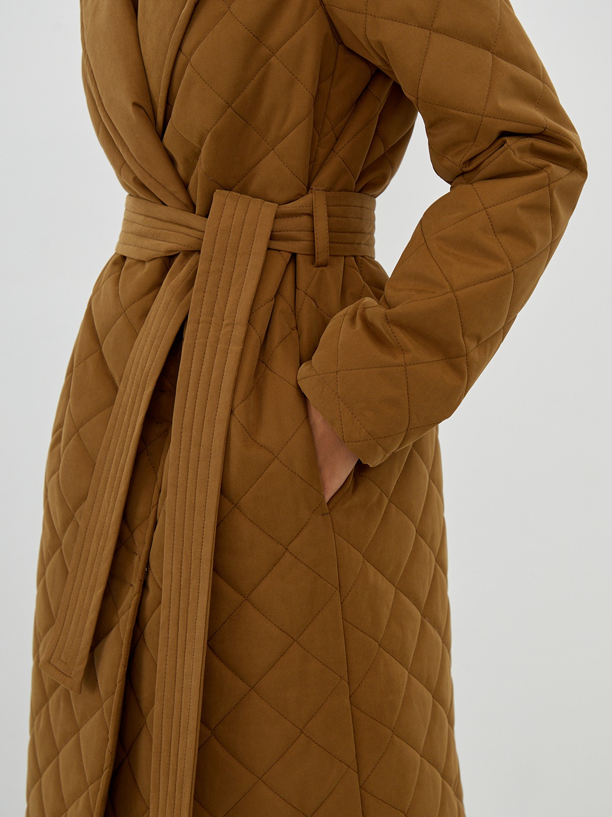 Однобортное стеганое пальто на тонком синтепоне, прямого силуэта. Полочка с центральной бортовой застежкой на 3 пришивные кнопки. Модель дополнена английским воротником и съемным поясом в тон изделия.

Пальто выдержит холод и будет греть вас до -10 градусов.

На модели размер XS