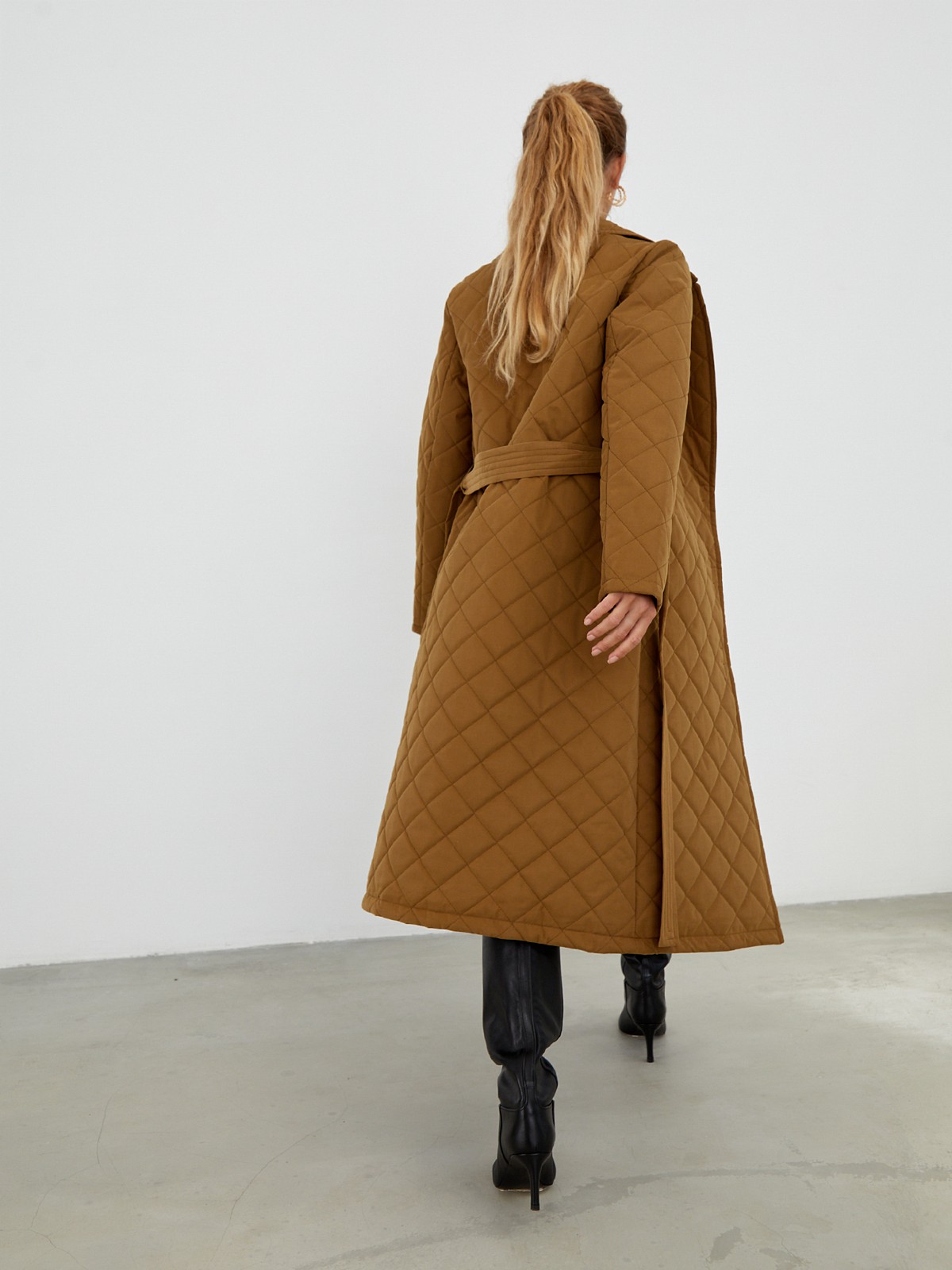 Однобортное стеганое пальто на тонком синтепоне, прямого силуэта. Полочка с центральной бортовой застежкой на 3 пришивные кнопки. Модель дополнена английским воротником и съемным поясом в тон изделия.

Пальто выдержит холод и будет греть вас до -10 градусов.

На модели размер XS