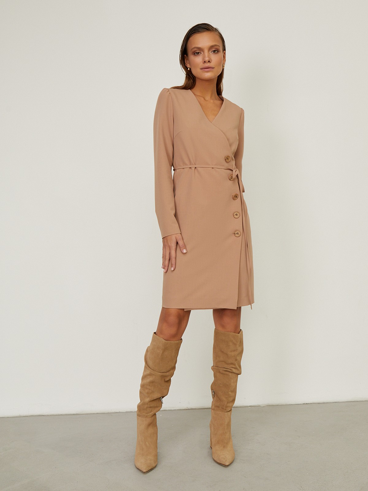 


Платье с драпировкой на запах и V-образным вырезом выполнено из однотонной ткани. Планка-застежка на крупные однотонные пуговицы сбоку. Тонкий пояс на талии.

На модели размер XS