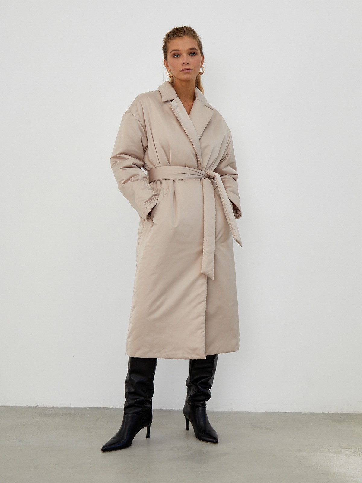 Пальто-халат миди на синтепоне на кнопках, цвет: бежевый Allweneed
Однотонное пальто-халат на синтепоне. Модель с пиджачным воротником и приспущенным плечевым швом. Мягкий пояс на талии подчеркивает силуэт. Застежка на кнопки.
Пальто выдержит холод и будет греть вас до -10 градусов.
На модели размер XS